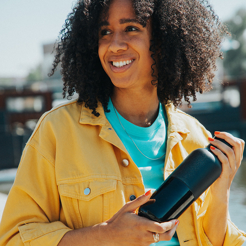 daily-on-the-go-set-j5 20oz_rise_classic_insulated_bottle_black_woman_smile_square.jpg